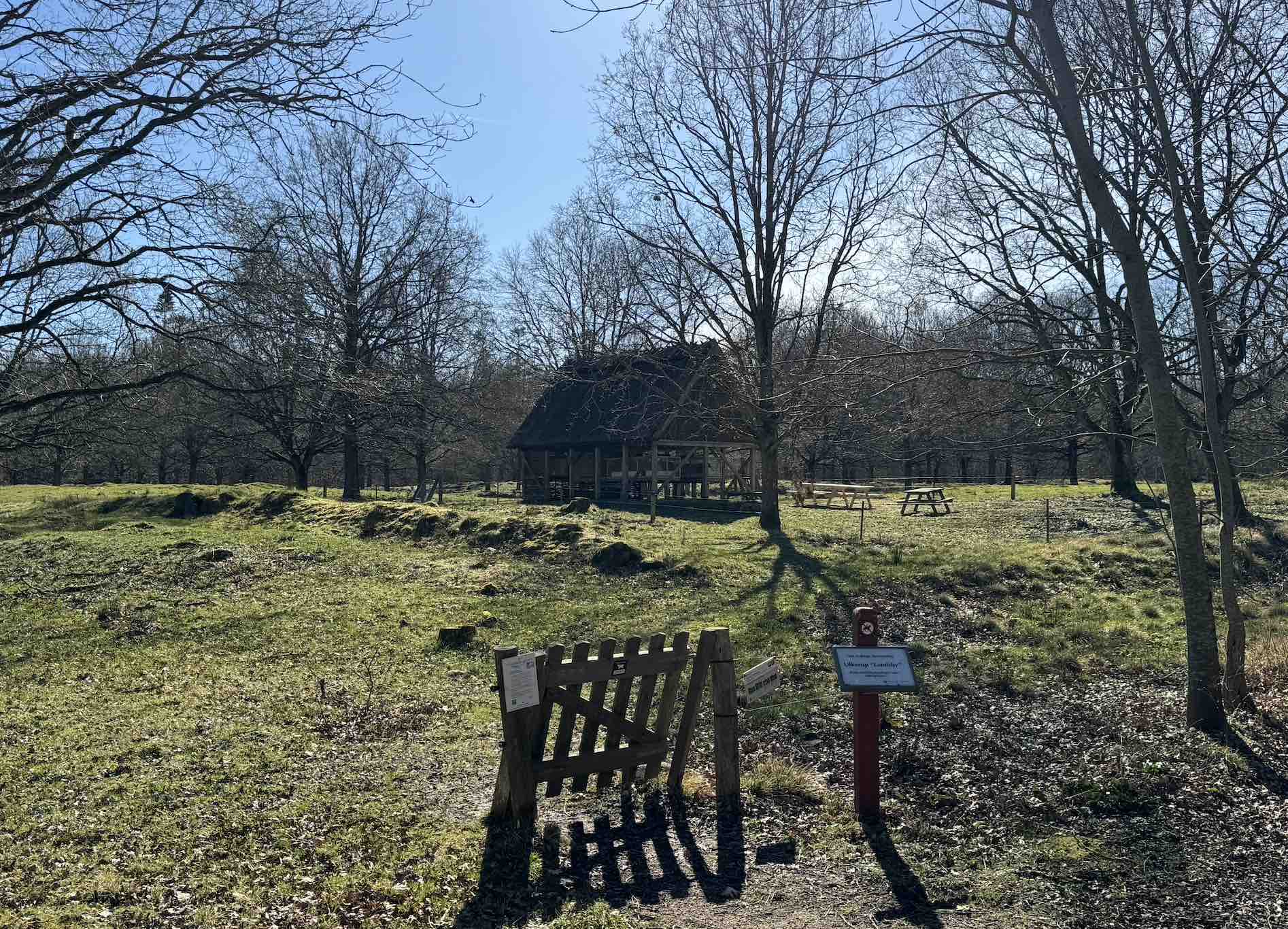 I Ulkerup skov møder du landsbyen. Der er mulighed for at læse lidt om tiden fra dengang.